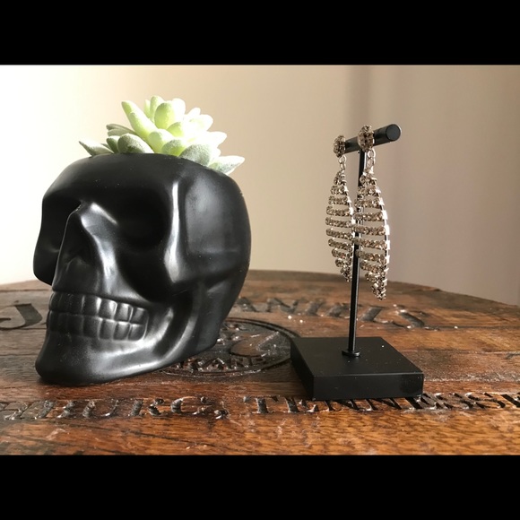 Le Chateau Earrings - Picture 2 of 3